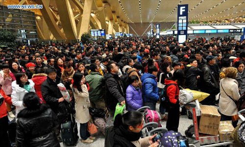 Passengers are trapped at Kunming Changshui International Airport in Kunming, capital of Southwest China's Yunnan Province, January 3, 2013. Affected by the dense fog, a total of 434 flights were cancelled and about 7,500 passengers were trapped in the airport until 9 pm Thursday.(Xinhua/Lin Yiguang)
