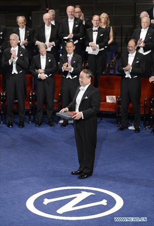 Chinese writer and Nobel Prize in Literature winner Mo Yan (front) receives Nobel Prize in Literature at the 2012 Nobel Prize ceremony in Stockholm, Sweden, December 10, 2012. Photo: Xinhua