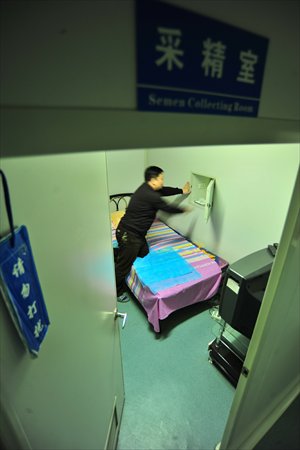 A donor passes a jar of his sperm through a window to be checked in a sperm bank in Taiyuan, Shanxi Province. Photo: CFP