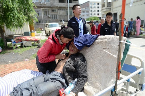 An injured man receive medical treatment at the People's Hospital in Lushan County of Ya'an City, southwest China's Sichuan Province, April 20, 2013. The death toll rises to 46 in the 7.0-magnitude earthquake hitting Lushan County Saturday morning. (Xinhua/Jiang Hongjing)