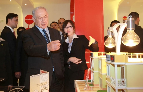 Israeli Prime Minister Benjamin Netanyahu visits the Caohejing Hi-tech Park in east China's Shanghai, May 6, 2013. Netanyahu arrived in Shanghai for a visit on Monday. (Xinhua/Ding Ting) 