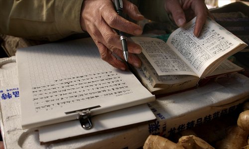 Folk writer Yao Qizhong takes every moment he can while working to write his life story. Photo: CFP