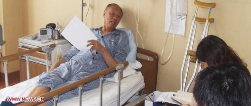 &nbsp;File photo taken in July, 2006 shows Wang Xiaomo (L) working in bed in a hospital. Radar engineer Wang Xiaomo won China's top science award on Friday. Wang, 74, is a Chinese Academy of Engineering (CAE) member who has been engaged in the research and design of radar for the past 30 years. He is regarded as 
