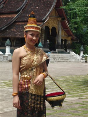A local woman in front of Wat Xieng Thong temple