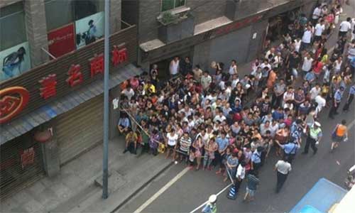 People gathers at Tongjiaqiao, where Zhou Kehua was shot dead. Photo: 163.com