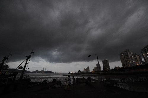 Photo taken on August 6, 2012 shows dark clouds covering the sky in downtown Taizhou, East China's Zhejiang Province. According to the National Marine Environmental Forecasting Center, typhoon Haikui, the 11th tropical storm of the year, is expected to reach the Eastern coastal areas of Zhejiang on August 8. Photo: Xinhua