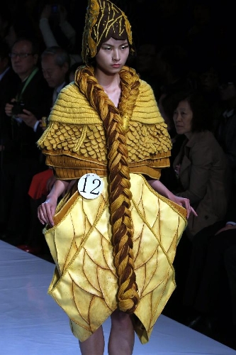 A model presents a creation designed by Guo Lin, a student of Xi'an Academy of Fine Arts, during a contest of New Designers Award in Beijing, capital of China, April 28, 2013. (Xinhua/Li Mingfang) 