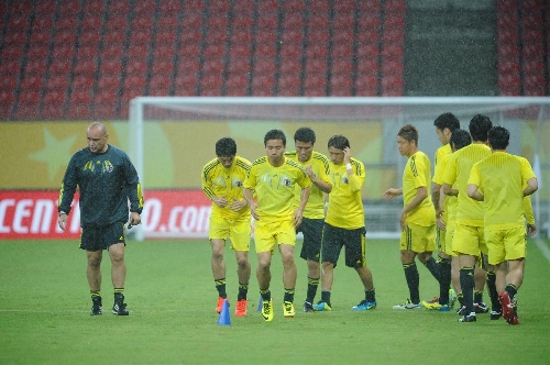 Japanese football players participate in a training session at the Arena Pernambuco Stadium, in Recife, Brazil, on June 18, 2013. Japan will face Italy on Wednesday in its second match during the the FIFA Confederations Cup Brazil 2013. (Xinhua/Weng Xinyang) 