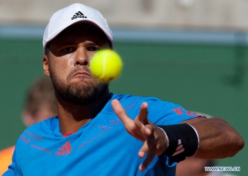 France's Jo-Wilfried Tsonga returns the ball to Carlos Berlocq of Argentina during the Davis Cup's quarter final match at Mary Teran de Weiss Stadium in Buenos Aires, capital of Argentina, on April 5, 2013. Jo-Wilfried Tsonga won the match. (Xinhua/Martin Zabala)  