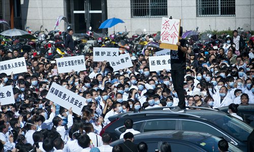 Some 300 medical workers gather on Monday in the courtyard of the No.1 People's Hospital of Wenling, Zhejiang Province, to request the local government better protect their safety. Photo: IC

