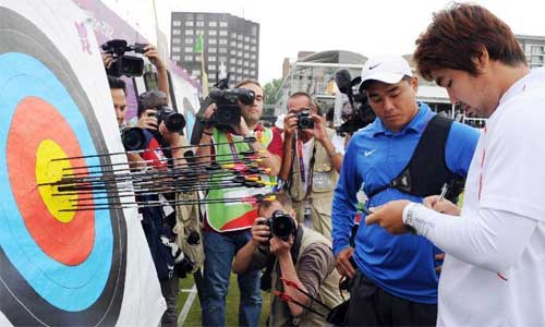 Lin counts his result on July 27, 2012. Photo: Xinhua