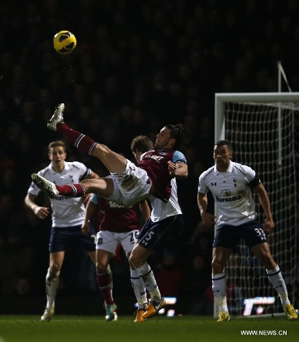 Andy Carroll (front) of West Ham United shoots during the Barclays Premier League match between West Ham United and Tottenham Hotspur at the Boleyn Ground, Upton Park, in London, Britain on February 25, 2013. Tottenham Hotspur won 3-2 and lift into third in the table. (Xinhua/Wang Lili)  