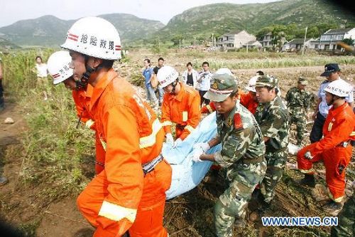 Rescuers remove a body from the accident site after the dam of the Shenjiakeng Reservoir breached in Daishan County, East China's Zhejiang Province, August 11, 2012. Eleven people have been confirmed dead in a flood that occurred Friday morning following the dam breach. Twenty-seven people were injured in the flood. Zhejiang has been lashed by downpours over the last few days with the arrival of typhoon Haikui, which landed in the province early Wednesday morning. Photo: Xinhua