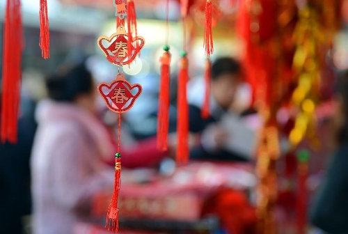Traditional decorations for the upcoming Chinese Lunar New Year are on sale in China Town, New York, the United States, Feb. 6, 2013. The Chinese Lunar New Year, or Spring Festival, starts on Feb. 10 this year. (Xinhua/Wang Lei)  
