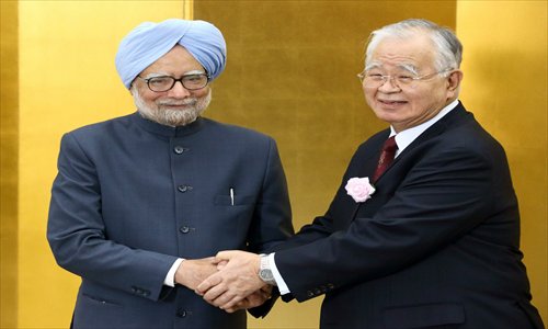 Indian Prime Minister Manmohan Singh (left) shakes hands with Hiromasa Yonekura, chairman of the Keidanren business lobby, during a luncheon in Tokyo on May 28. Photo: CFP