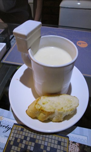 The interior and food at More Than Toilet Photos: Sun Shuangjie/GT