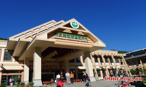 Shennongjia locates at the confluence of Yangtze river and Han river, the border between Sichuan and Hubei province. It is boasted as the ridge of central China and the only oasis lies at 30 degree north latitude. Photo: China.org.cn