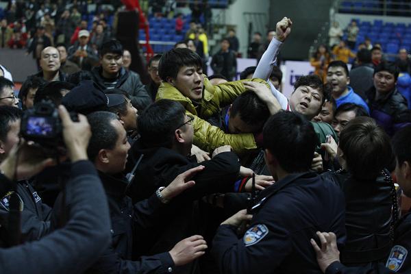 A referee is attacked by fans after the first game of the Women's Chinese Basketball Association finals on Tuesday. Zhejiang fans became enraged after the team's star player Elizabeth Cambage fouled out of the game with just over four minutes to play. Their team lost 96-92 to Shanxi. On Wednesday, the Chinese Basketball Association announced the Zhejiang team, which plays its home games in the city of Yiwu, will not be allowed to host games in the city for one year. Australian Cambage reportedly signed a $400,000 contract for the four-month season. Photo: CFP