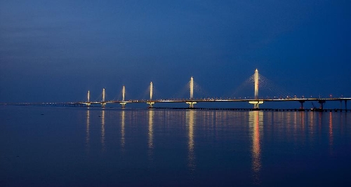 Photo taken on July 1, 2013 shows the Jiaxing-Shaoxing Sea Bridge in Shaoxing, east China's Zhejiang Province, June 17, 2013. The linking roads of the bridge was completed on July 6. The bridge is expected to be open to traffic in mid-July. With a span of 10 kilometers over the Hangzhou Bay, it is the world's longest and widest multi-pylon cable-stayed bridge. (Xinhua/Yuan Yun)
