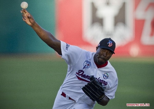  Dominica Republic's Leones del Escogido Lorenzo Barcelo competes during the third round of 2013 Baseball Caribbean Series match against Mexico's Yaquis de Obregon, held in the city of Hermosillo, capital of Sonora state, Mexico, on Feb. 3, 2013. (Xinhua/Rodrigo Oropeza) 