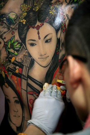 A tattoo artist shows off his skills at the China Tattoo Convention held in Shenyang, Liaoning Province, in 2011. Photo: CFP