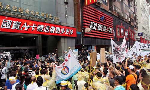 Hundreds of fishermen in Taiwan gather outside the Manila Economic and Cultural Office in Taipei on May 13, shouting slogans and holding banners in protest against the death of a local fisherman by the Philippine coast guard. Photo:China News Service