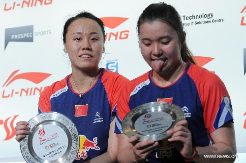  Zhao Yunlei (L) and Tian Qing of China attend the ceremony after winning their women's doubles finals against Misaki Matsutomo and Ayaka Takahashi of Japan in the Singapore Open badminton tournament in Singapore, June 23, 2013. Zhao Yunlei and Tian Qing won 2-0. (Xinhua/Then Chih Wey) 