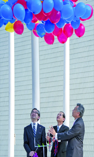 Secretary-General of the Association of South East Asia Nations (ASEAN) Surin Pitsuwan (right), Foreign Minister of Indonesia Marty Natalegawa (left) and permanent representative of the Kingdom of Cambodia to ASEAN Kan Pharidh (center) release balloons to mark the 45th ASEAN Day ceremony at ASEAN secretariat in Jakarta, Indonesia on Wednesday. Photo: AFP 