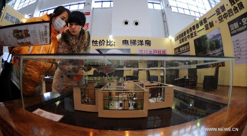 Visitors learn about housing information during the Spring Housing Fair in Shenyang, capital of northeast China's Liaoning Province, April 18, 2013. The housing fair provided 13,640 apartments and many housing projects offered promotional sale measures. (Xinhua/Yao Jianfeng)