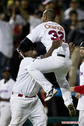  Dominica Republic's Leones del Escogido players celebrate their victory against Mexico's Yaquis de Obregon during the third round of 2013 Baseball Caribbean Series match held in the city of Hermosillo, capital of Sonora state, Mexico, on Feb. 3, 2013. (Xinhua/Rodrigo Oropeza) 