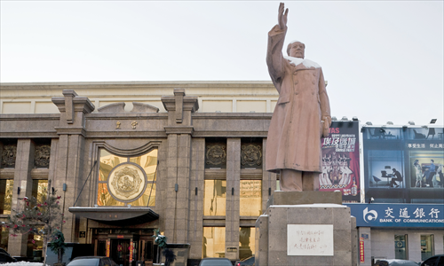 Snow covers a statue of Mao in front of a bath house, formerly the Worker's Palace in Fushun, Liaoning Province. Photo: Cheng Wenjun