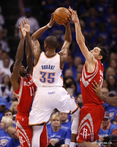 Houston Rockets Patrick Beverley (L) and Carlos Delfino (R) defend Kevin Durant of Oklahoma City Thunder during Game 2 against Oklahoma City Thunder at the first-round NBA basketball playoff series in Oklahoma City, April 24, 2013. (Xinhua/Song Qiong) 