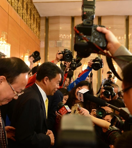  Lu Xinhua (2nd L), spokesman of the first session of the 12th Chinese People's Political Consultative Conference (CPPCC) National Committee, is interviewed after a news conference on the CPPCC session in Beijing, capital of China, March 2, 2013. The first session of the 12th CPPCC National Committee is scheduled to open in Beijing on March 3. (Xinhua/Jin Liangkuai) 