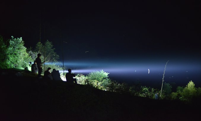 Hunters use high-frequency lights on hilltops to lure migrating birds into snares on September 9 in Xinshao, Hunan Province. Photo: CFP