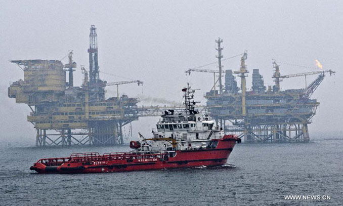A ship moves near the platform B in Penglai 19-3 oilfield at north China's Bohai Bay, in this file photo taken on July 15, 2011. ConocoPhillips China, a subsidiary of the US-based oil company ConocoPhillips, said on Aug. 12, 2011 that oil and mud leaking from two of the company's platforms in the Penglai 19-3 oilfield in China's Bohai Bay have totaled 2,500 barrels so far, as more pollutants have been found during the company's clean-up efforts. Photo: Xinhua