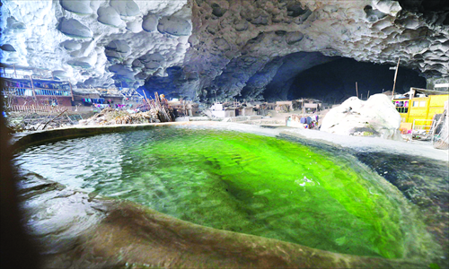 Uma lagoa brilhante fornece habitantes das cavernas com nascente de água alimentados. Foto: PCP