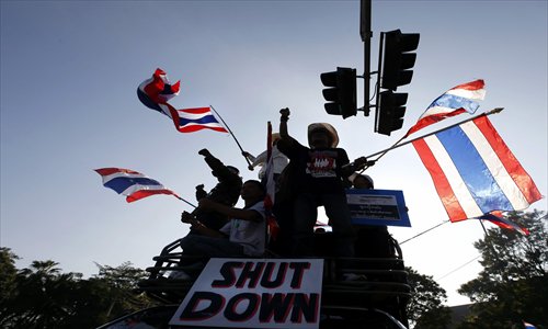 Thai anti-government protesters wave national flags during the Bangkok Shutdown rally outside the Customs Department in Bangkok, on January 14 2014. Photo: CFP