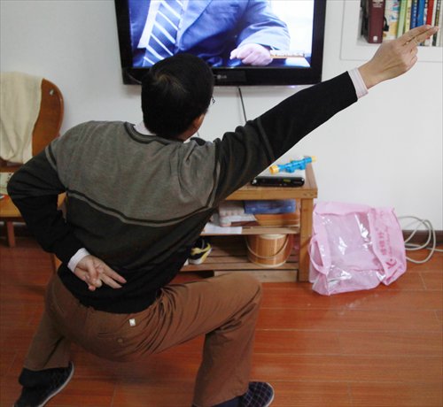 Many Chinese Web users pose for photos of themselves imitating air traffic ground control workers. The trend came in the excitement that followed Chinese media reports of the successful takeoffs and landings of China's home-made fighters on the Liaoning, China's first aircraft carrier. Photo: CFP, Weibo 