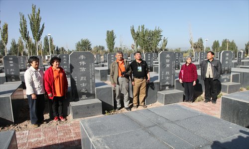 Shanghai zhiqing visiting the graves of former comrades who died in Xinjiang during the Cultural Revolution (1966-76) Photo: Courtesy of Yang Yongqing
