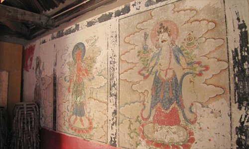The paintings that replaced the Qing Dynasty originals (inset) at the Yunjie Temple in Chaoyang, Liaoning. Photo: eastday.com