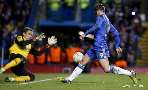 Chelsea's Fernando Torres (R) shoots during the UEFA Europa League quarter-final first leg football match against Rubin Kazan in London, capital of Britain, on April 4, 2013. Chelsea won the match 3-1. (Xinhua/Tang Shi) 