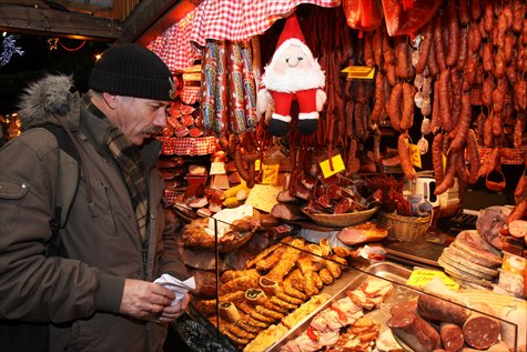 People enjoy the Christmas Market in Vienna last December. Photos: IC