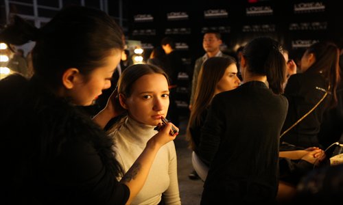 Models make up backstage. Photo: Cai Xianmin/GT