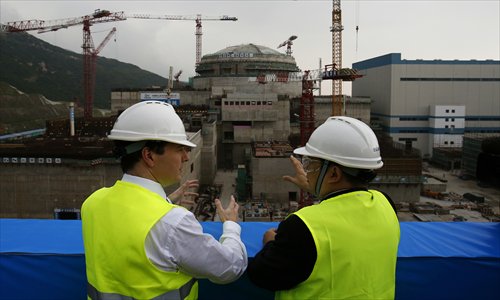 British Chancellor George Osborne (left) talks with Taishan Nuclear Power Joint Venture General Manager Guo Liming in front of a nuclear reactor being constructed in Taishan, South China's Guangdong Province, on October 17, 2013. Photo: AFP