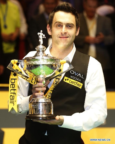 Ronnie O'Sullivan of England poses with his trophy during the awarding ceremony for 2013 World Snooker Championship at the Crucible Theatre in Sheffield, Britain, May 6, 2013. Ronnie O'Sullivan sealed his fifth world title by defeating Barry Hawkins of England with 18-12 in the final. (Xinhua/Wang Lili) 