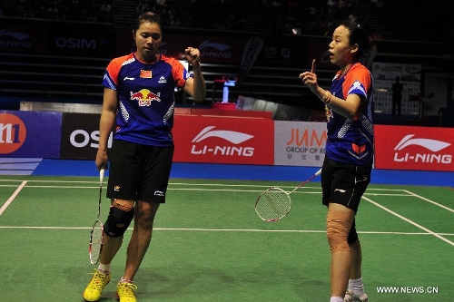 Zhao Yunlei (R) and Tian Qing of China react during their women's doubles finals against Misaki Matsutomo and Ayaka Takahashi of Japan in the Singapore Open badminton tournament in Singapore, June 23, 2013. Zhao Yunlei and Tian Qing won 2-0. (Xinhua/Then Chih Wey) 