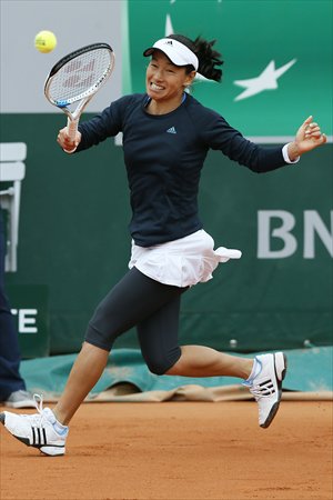 Japan's Kimiko Date-Krumm returns to Australia's Samantha Stosur during their French Open first-round match at the Roland Garros stadium in Paris on Tuesday. Photo: CFP