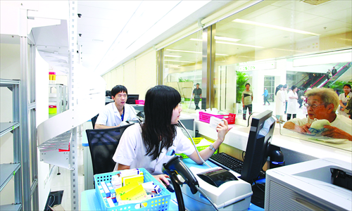 A patient waits to get medicine in Peking Union Medical College Hospital on September 25, 2012. 
Photo: CFP