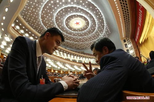 Yao Ming (L), a member of the 12th National Committee of the Chinese People's Political Consultative Conference (CPPCC), talks with another CPPCC member prior to the opening meeting of the first session the 12th CPPCC National Committee at the Great Hall of the People in Beijing, capital of China, March 3, 2013. The first session of the 12th CPPCC National Committee opened in Beijing on March 3. (Xinhua/Chen Jianli) 