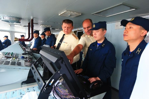  Liaison officers of China and Russia are seen during joint naval drills near Vladivostok, Russia, July 8, 2013. China and Russia started on Monday the joint naval drills off the coast of Russia's Far East. (Xinhua/Zha Chunming)  